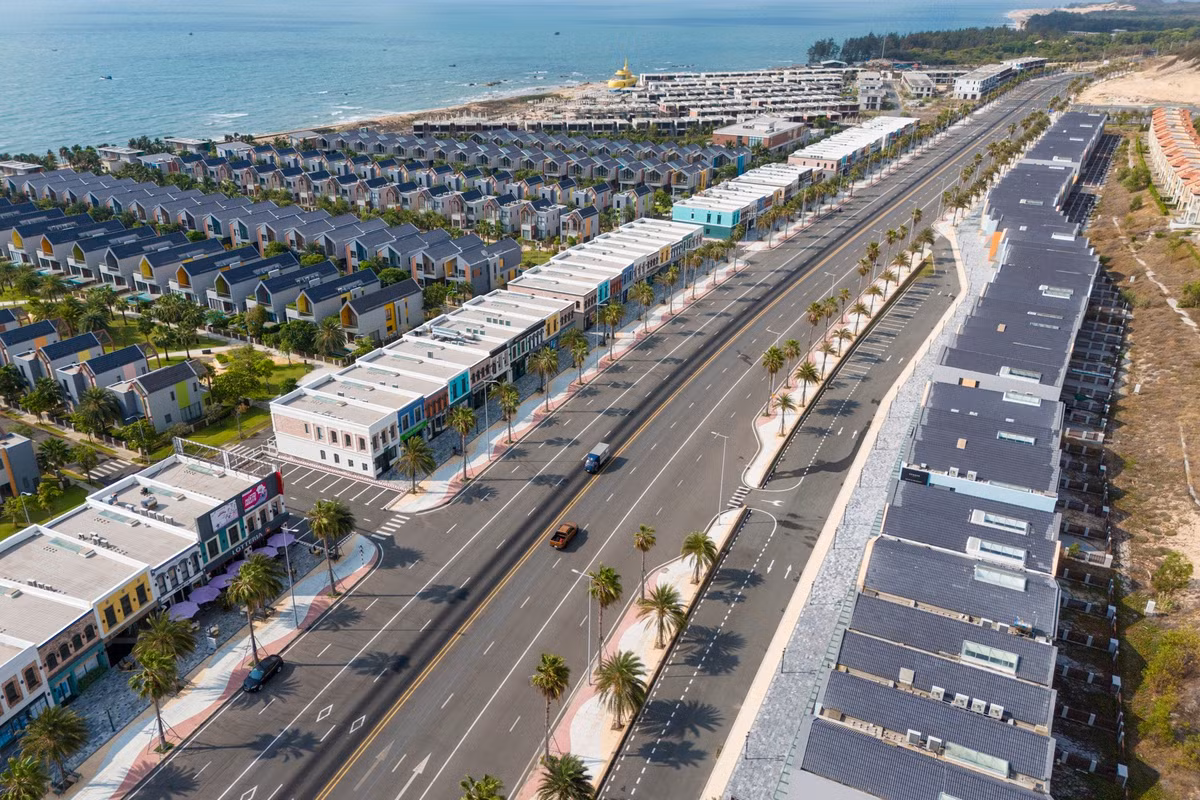 Cách đó khoảng 30 km, đoạn đường chạy qua một khu nghỉ dưỡng ở xã Bình Châu đã được mở rộng lên 8 làn xe bằng nguồn vốn doanh nghiệp.