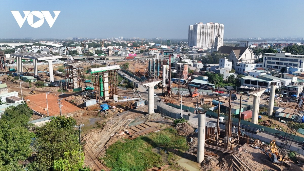 Theo ghi nhận của phóng viên, hiện có rất ít máy móc và công nhân làm việc. Dấu hỏi về việc có kịp hoàn thành để thông xe như kế hoạch hay không được nhiều người đặt ra.