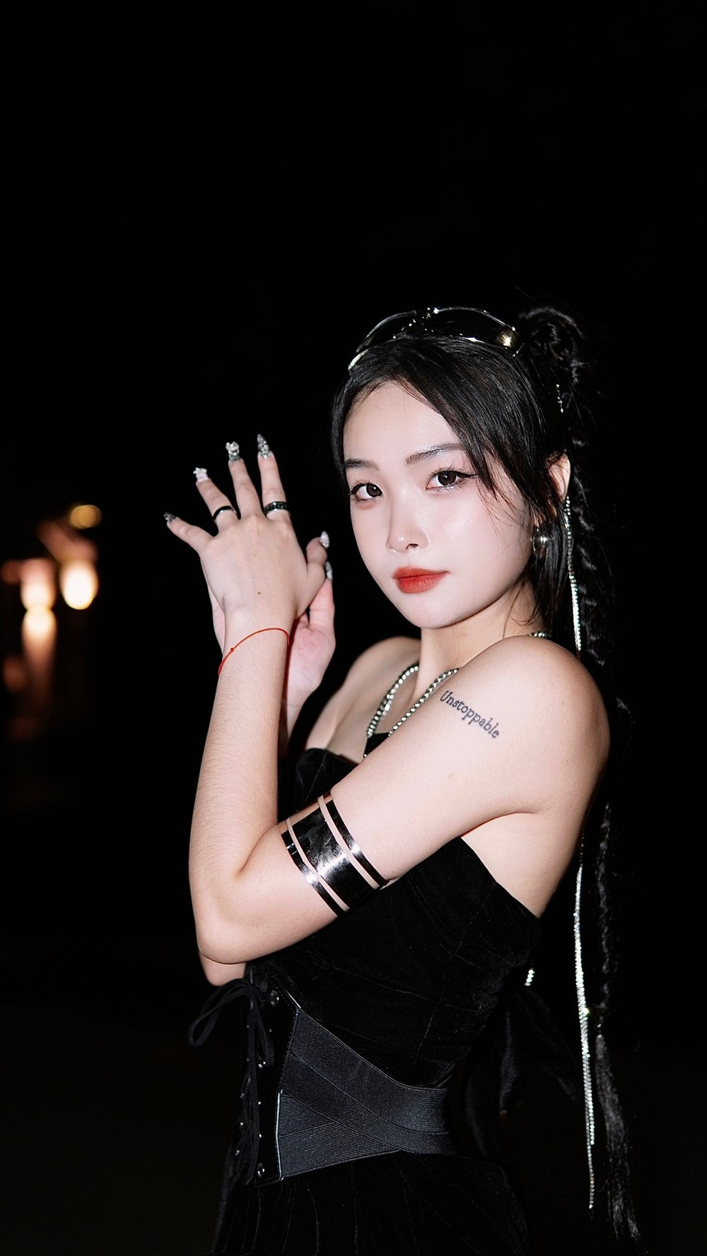 Xuất thân từ vận động viên wushu, cô nghiêm túc học hỏi và liên tục làm mới hình ảnh.