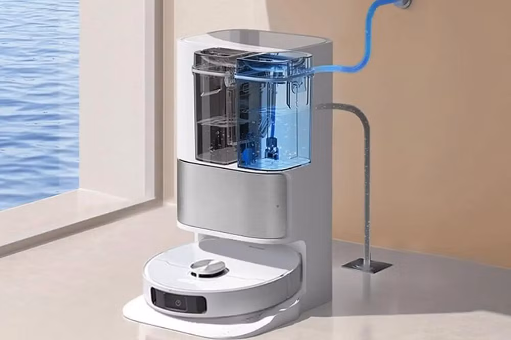 Bình nước nếu không vệ sinh định kỳ sẽ hình thành lớp màng vi khuẩn, khiến nước mang mùi và phát tán ra sàn.