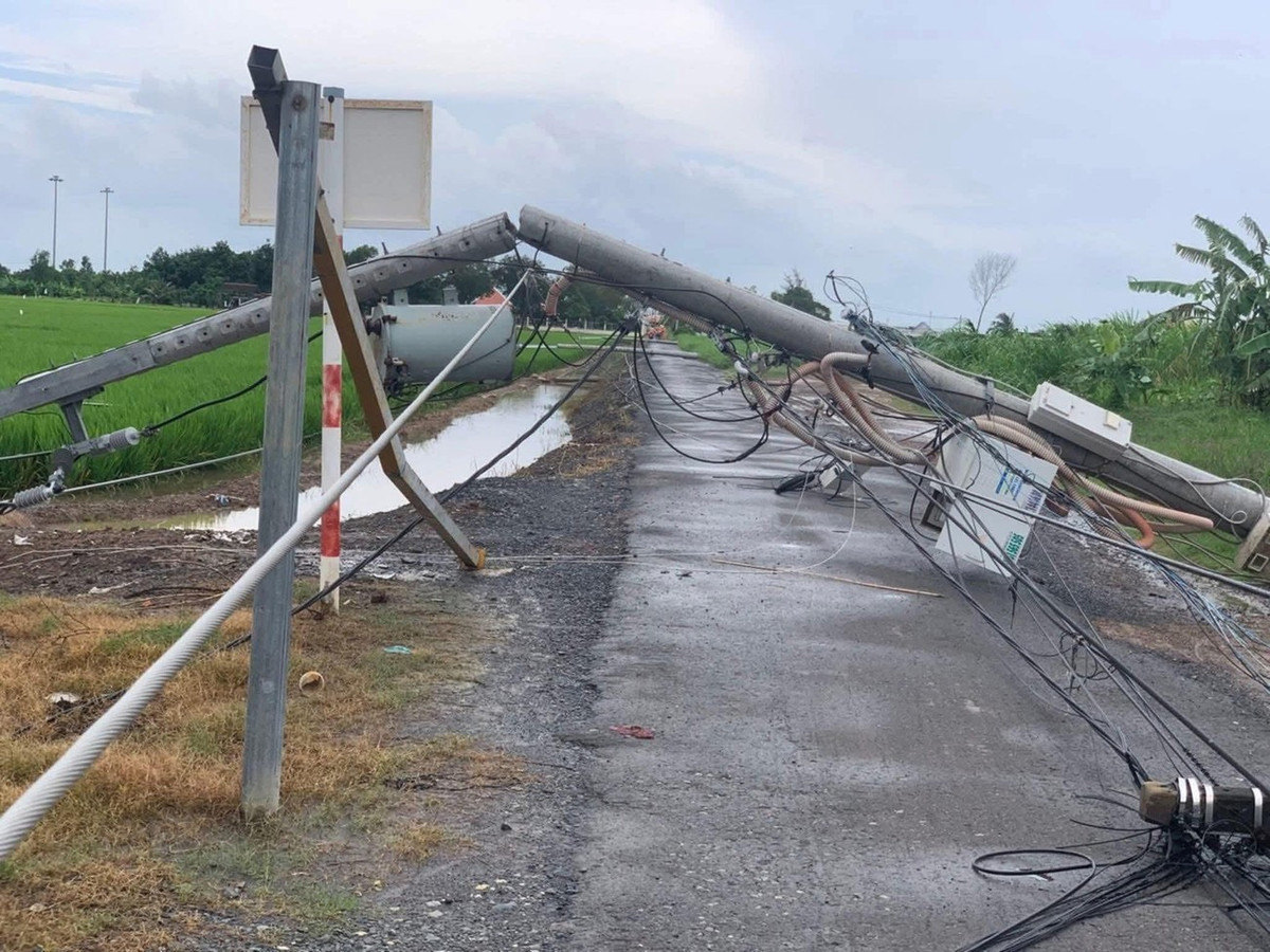 Trụ điện tại xã Gia Thuận, tỉnh Đồng Tháp bị dông lốc làm gãy đổ la liệt.