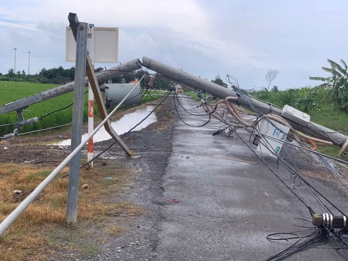 Trụ điện tại xã Gia Thuận, tỉnh Đồng Tháp bị dông lốc làm gãy đổ la liệt.