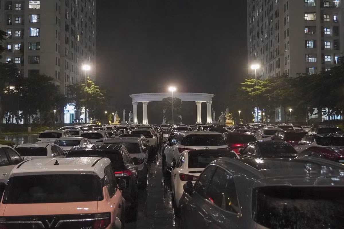 Bên cạnh gia cố nhà cửa, người dân cũng tìm nhiều cách để bảo vệ tài sản. Ở khu vực rộng lớn phía trước một khu chung cư trên đường Phạm Văn Đồng (phường Phú Diễn), hàng trăm ôtô đỗ quây lại san sát nhau.