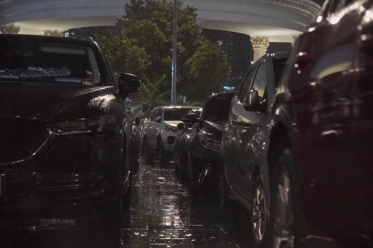 Từ kinh nghiệm đối phó với bão Yagi vào tháng 9/2024, ban quản lý tòa nhà tạo điều kiện cho các phương tiện đỗ miễn phí ở quảng trường tránh trường hợp cây đổ đè lên gây hư hại. Hình ảnh này cũng được chia sẻ trên mạng xã hội, nhận nhiều lời khen cho tinh thần đoàn kết của người dân trong bão. Nhiều người cho biết khu chung cư nơi mình sinh sống cũng cho cư dân đỗ xe phía sân sau để đảm bảo an toàn.