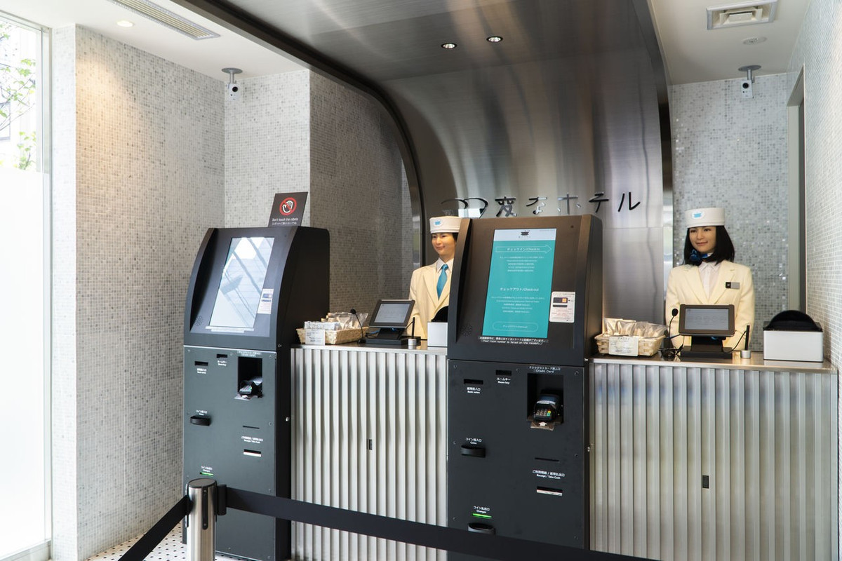 Giáo sư Hiroshi Ishiguro, chuyên gia về robot tại Đại học Osaka nhận định robot khó thay thế sự linh hoạt và cảm xúc trong dịch vụ.