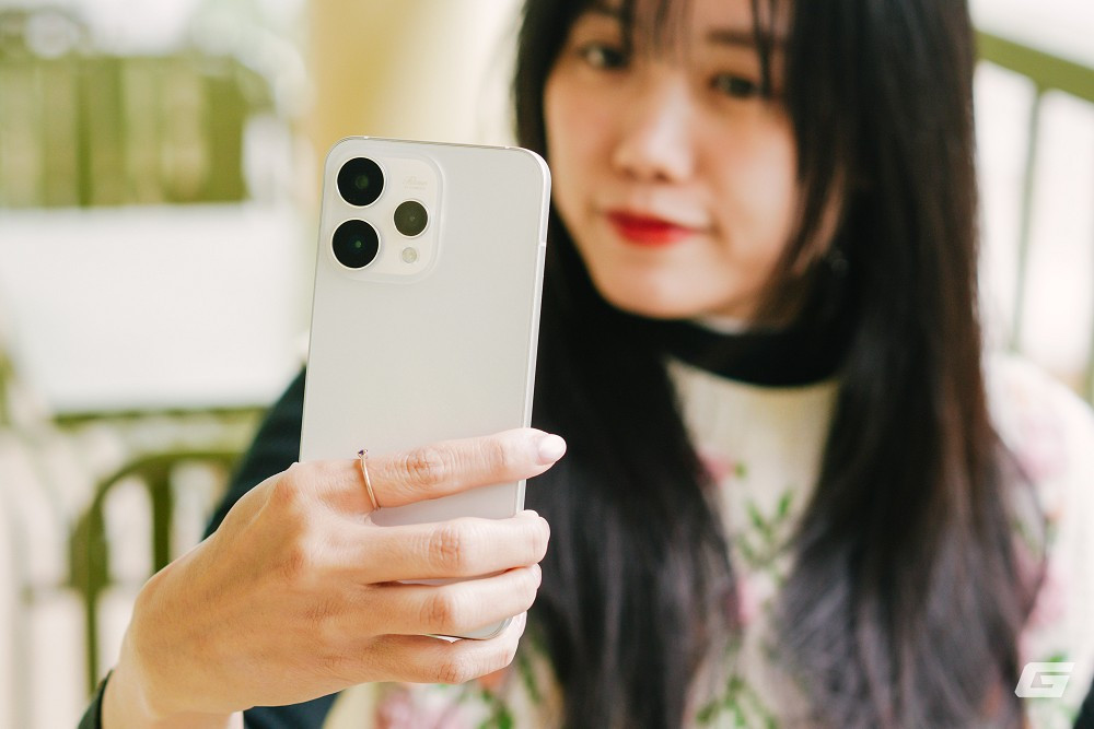 OPPO tiếp tục đẩy mạnh AI với loạt tính năng chỉnh sửa thông minh như xóa vật thể, giảm rung mờ và làm nổi bật chân dung.(Ảnh: Genk)