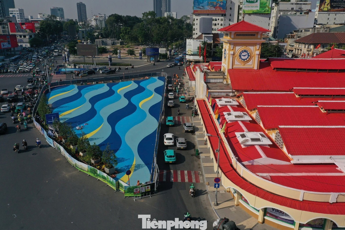 TPHCM sẽ lựa chọn màu sơn phù hợp trong quá trình chỉnh trang quảng trường trước chợ Bến Thành. Ảnh: Anh Nhàn.