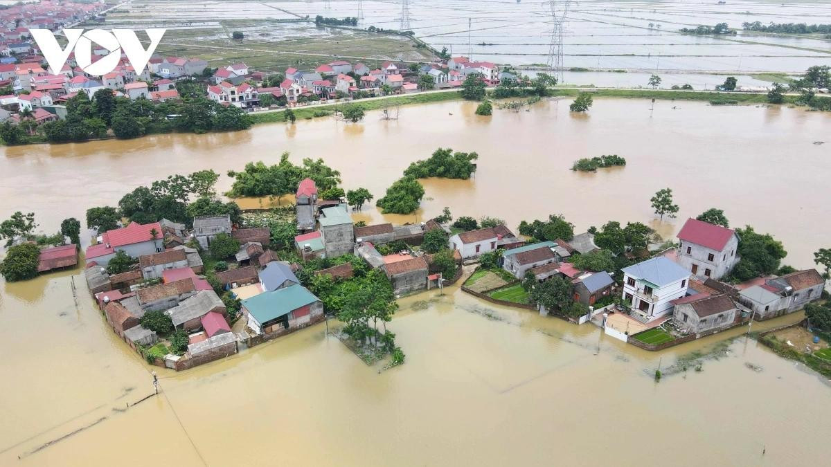 Nhiều ngôi nhà bị ngập sâu trong nước.