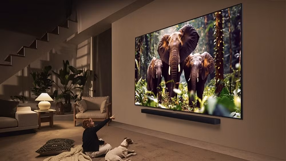 Chip xử lý Alpha AI trên QNED evo AI giúp cân chỉnh trải nghiệm ổn định, đáp ứng các nội dung từ thể thao đến giải trí gia đình.