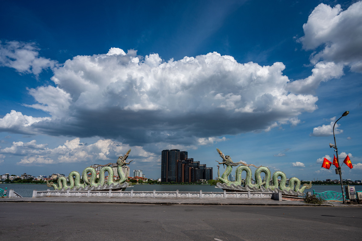 Dưới ánh nắng chói chang, bức xạ nhiệt từ mặt đường hắt lên khiến không khí ngột ngạt. Nhiều cung đường tại Hà Nội vắng bóng người qua lại do người dân hạn chế ra đường. Hình ảnh lúc 14h ngày 4/8 tại hồ Tây.