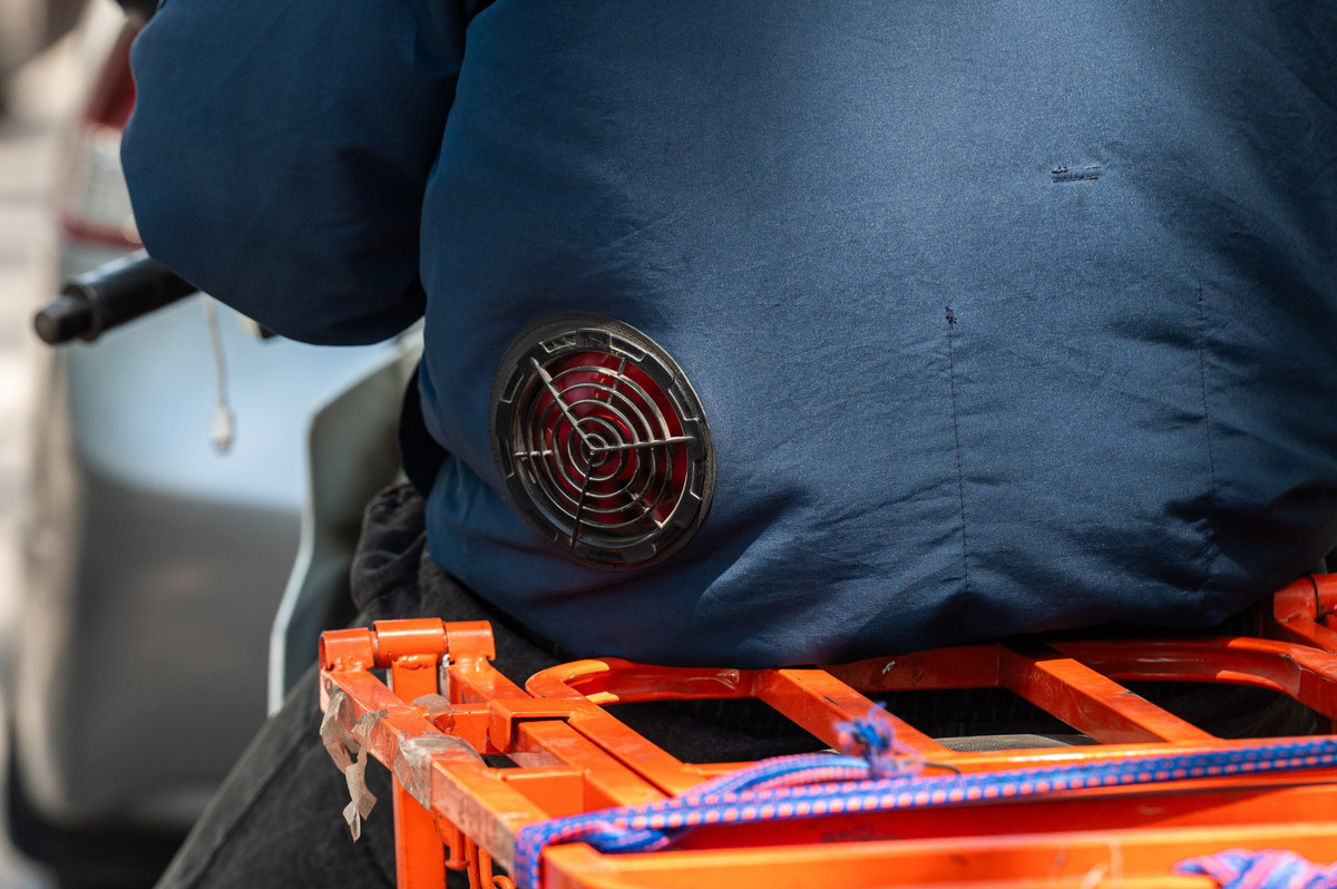 Để đối phó với nắng nóng và tránh tia cực tím gây hại cho da, nhiều người ra đường phải tìm mọi cách tránh nắng như mặc nhiều lớp áo khoác, lắp ô lên phương tiện, đeo khẩu trang, mặc áo có quạt tản nhiệt... khi ra đường.