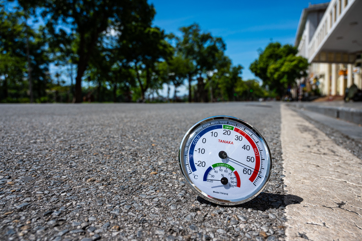 Ghi nhận tại hồ Hoàn Kiếm (Hà Nội) lúc 13h30 ngày 4/8, nhiệt độ cảm nhận ngoài trời vượt ngưỡng 50 độ C. Nhiều nơi nóng rát do hiệu ứng đô thị.