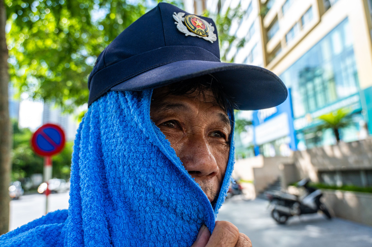 "Thời tiết nắng rát khiến tôi bị váng đầu và khó thở. Ngoài che bạt cho bốt bảo vệ, tôi phải trang bị thêm áo điều hòa và trùm khăn ướt lên đầu cho đỡ mệt mỏi", ông Thống nói.