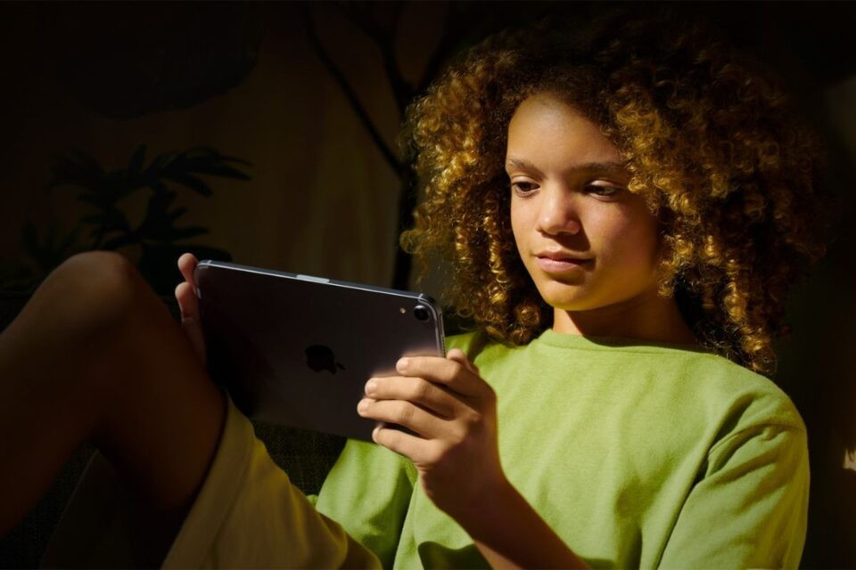 Hãng nhấn mạnh các tính năng như Communication Safety và kiểm soát phụ huynh.