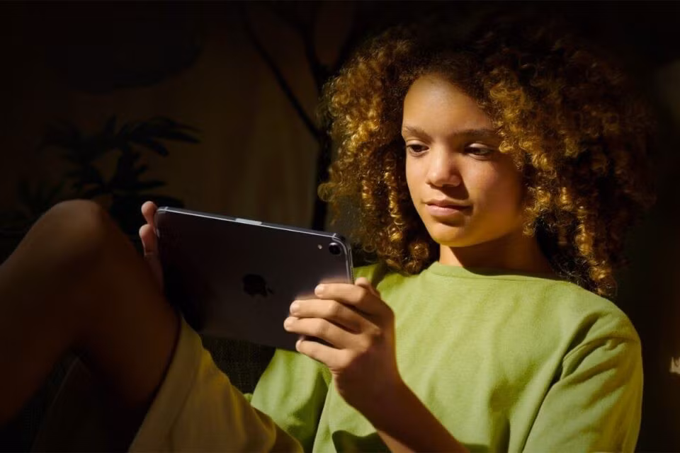 Hãng nhấn mạnh các tính năng như Communication Safety và kiểm soát phụ huynh.