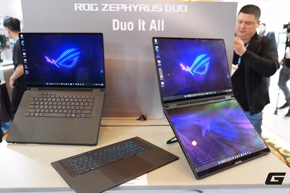 ROG Zephyrus Duo GX651 gây sốc khi trở thành laptop gaming đầu tiên sở hữu hai màn hình OLED 16-inch 3K đồng nhất.(Ảnh: Genk)