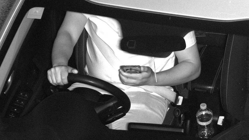 Theo Carscoops, dự luật SB 1152 mở rộng khái niệm thiết bị liên lạc không dây, bao gồm smartphone, tablet, laptop và cả máy chơi game cầm tay.