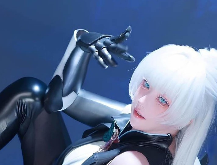 Loạt ảnh mới của cô mang phong cách nghệ thuật, kết hợp giữa cosplay và vẻ đẹp hình thể.