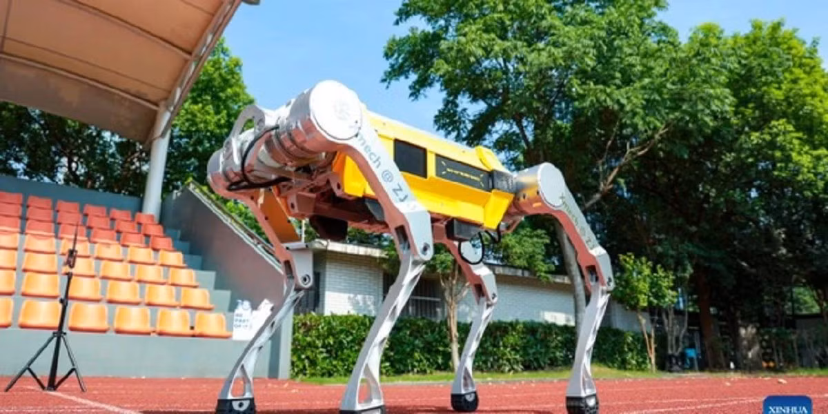 Robot White Rhino do Đại học Chiết Giang phát triển đã lập kỷ lục chạy 100 mét chỉ với 16,33 giây.(Ảnh: Xinhua)