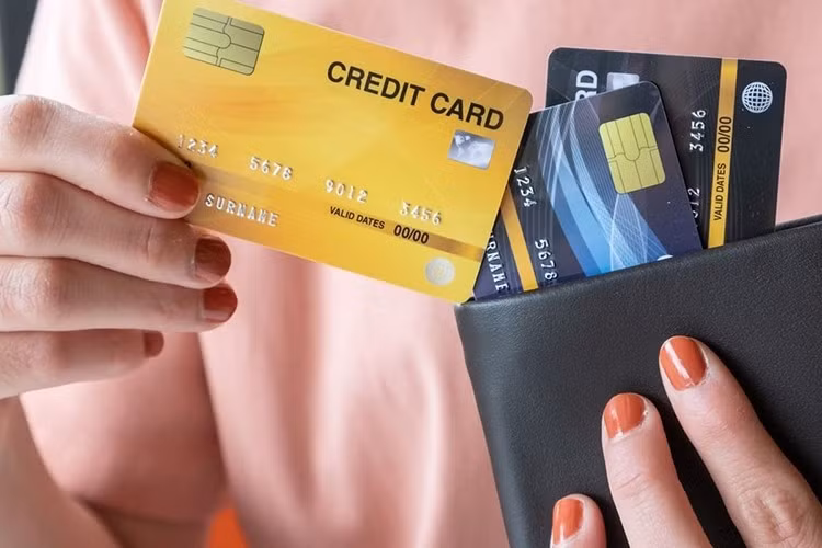 Nguyên nhân sâu xa hơn chính là sự thiếu kế hoạch quản lý tài chính cá nhân, khiến chi tiêu mất cân đối.