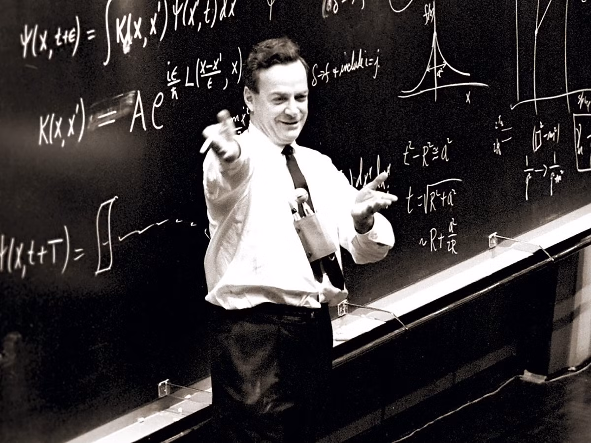 Tại hội nghị APS năm 1959, Richard Feynman trình bày bài giảng về thế giới siêu nhỏ mà khoa học có thể khai phá. (Ảnh: Thanh niên Việt)