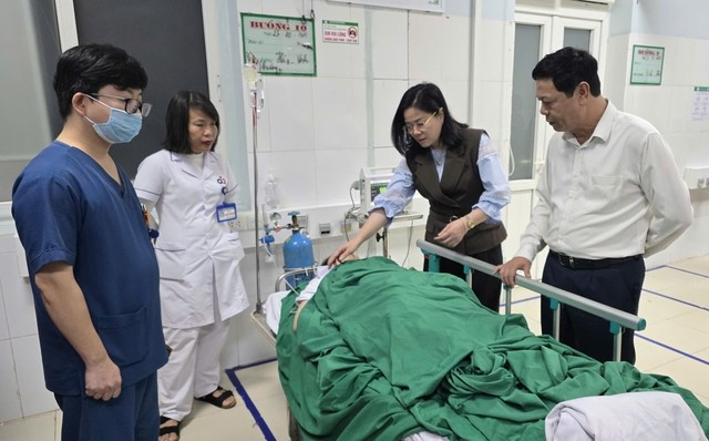 TS.BSCKII Lê Thị Hoài Chung, Giám đốc Sở Y tế Nghệ An thăm hỏi điều dưỡng Nguyễn Thị Thu Hoài đang điều trị tại Bệnh viện Hữu nghị Đa khoa Nghệ An.