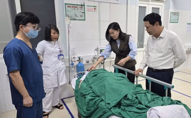 TS.BSCKII Lê Thị Hoài Chung, Giám đốc Sở Y tế Nghệ An thăm hỏi điều dưỡng Nguyễn Thị Thu Hoài đang điều trị tại Bệnh viện Hữu nghị Đa khoa Nghệ An.