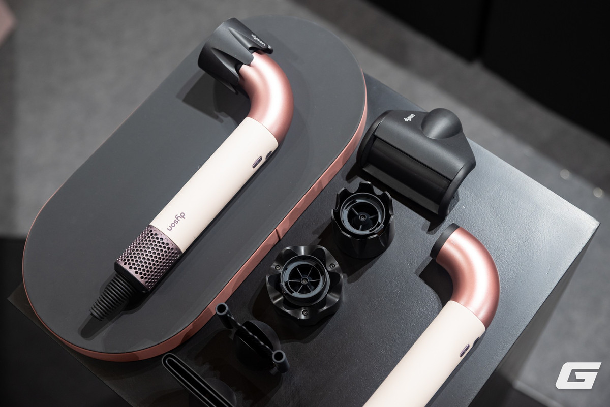 Dyson Supersonic r sở hữu thiết kế chữ r cong lạ mắt, mô phỏng ống nước và tối ưu công thái học. (Ảnh: Genk)