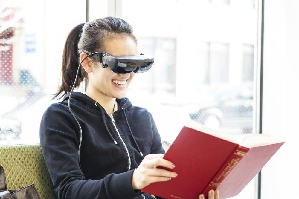 Một ví dụ nổi bật là kính thông minh tích hợp AI, có thể mô tả môi trường và cảnh báo chướng ngại vật cho người mù.(Ảnh:The Globe and Mail)