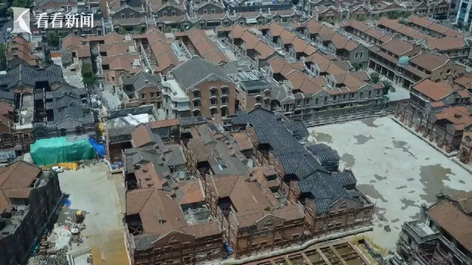 432 robot siêu nhỏ tự di chuyển đã được điều khiển để nâng và di dời khối công trình 7.500 tấn một cách chính xác, ấn tượng. (Ảnh: news.qq.com)