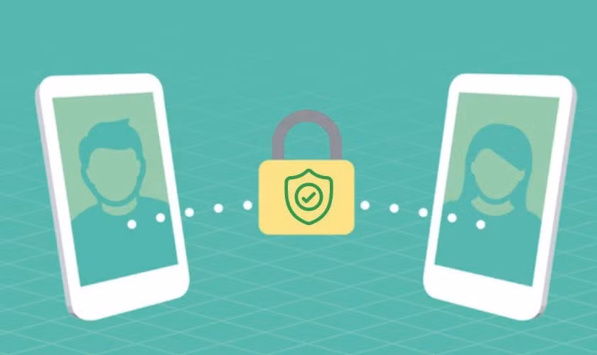 Giải pháp an toàn nhất chính là kích hoạt tính năng Mã hóa đầu cuối (End-to-End Encryption) có sẵn trên hai ứng dụng này.