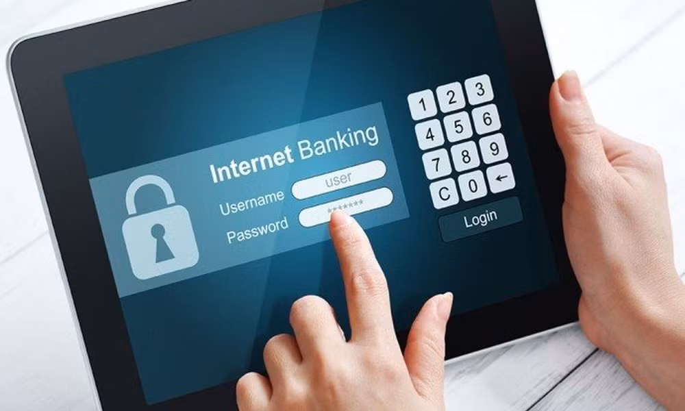 Nếu thẻ hết hạn, người dùng vẫn có thể rút tiền tại quầy hoặc qua Internet Banking nếu đã đăng ký.
