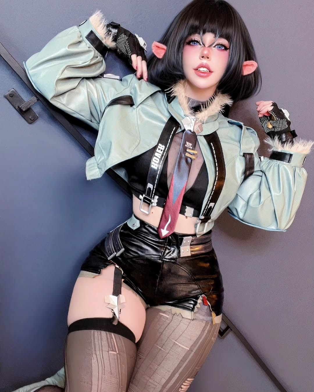 Trong các bộ ảnh, Alexy đầu tư kỹ lưỡng từ trang phục, make-up đến pose dáng.