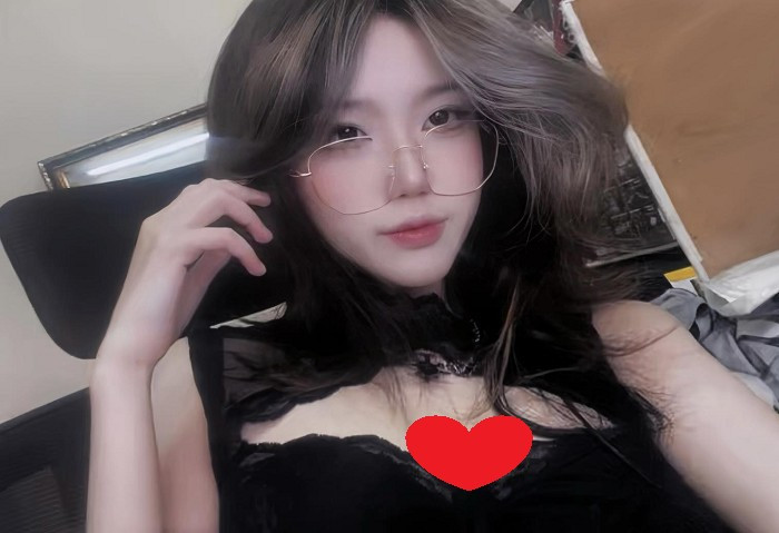 Ngay khi fanmeeting khép lại, Linh Chi đăng tải hình ảnh kèm caption tự nhận là “vợ em Peyz”, nhanh chóng lan truyền mạnh trên mạng xã hội.