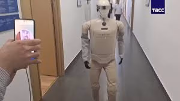 Tuy nhiên, Arkus vẫn chỉ là một nguyên mẫu thử nghiệm và phải đối mặt với nhiều thách thức lớn trước khi có thể triển khai rộng rãi, từ khả năng di chuyển an toàn trong môi trường đô thị phức tạp, tương tác với con người, đến việc đảm bảo độ bền và độ tin cậy trong vận hành dài hạn, những yếu tố vốn đã khiến nhiều dự án robot hình người trên thế giới gặp khó khăn trong quá trình thương mại hóa.