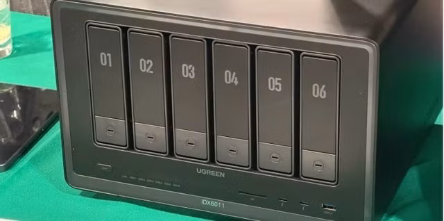 2. UGreen NASync iDX6011 hỗ trợ dung lượng lưu trữ khủng 196TB cùng RAM 64GB, chip Intel Core Ultra 5 mạnh mẽ.