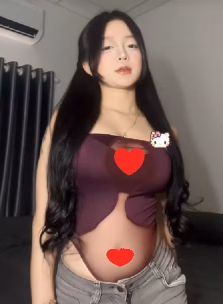 Outfit casual xinh xắn khiến cô nàng vừa dễ thương vừa gợi cảm trong khung hình.