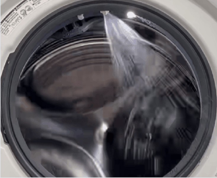 Dù kích thước lớn, máy vận hành êm nhờ thuật toán cân bằng AI và hoàn thành chu trình giặt chỉ trong 22 phút.