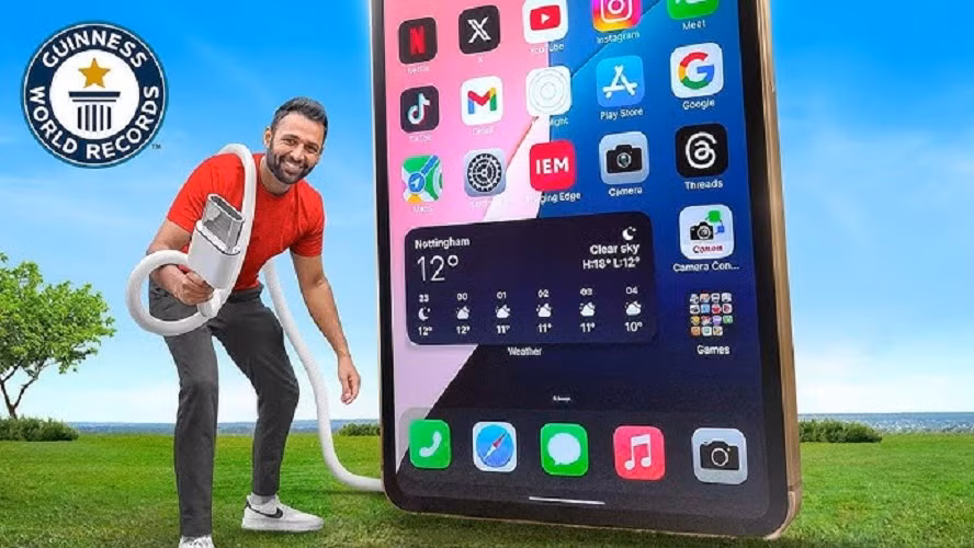 Đây không chỉ là một chiếc iPhone khổng lồ mà còn là biểu tượng cho tinh thần sáng tạo không giới hạn trong cộng đồng công nghệ.