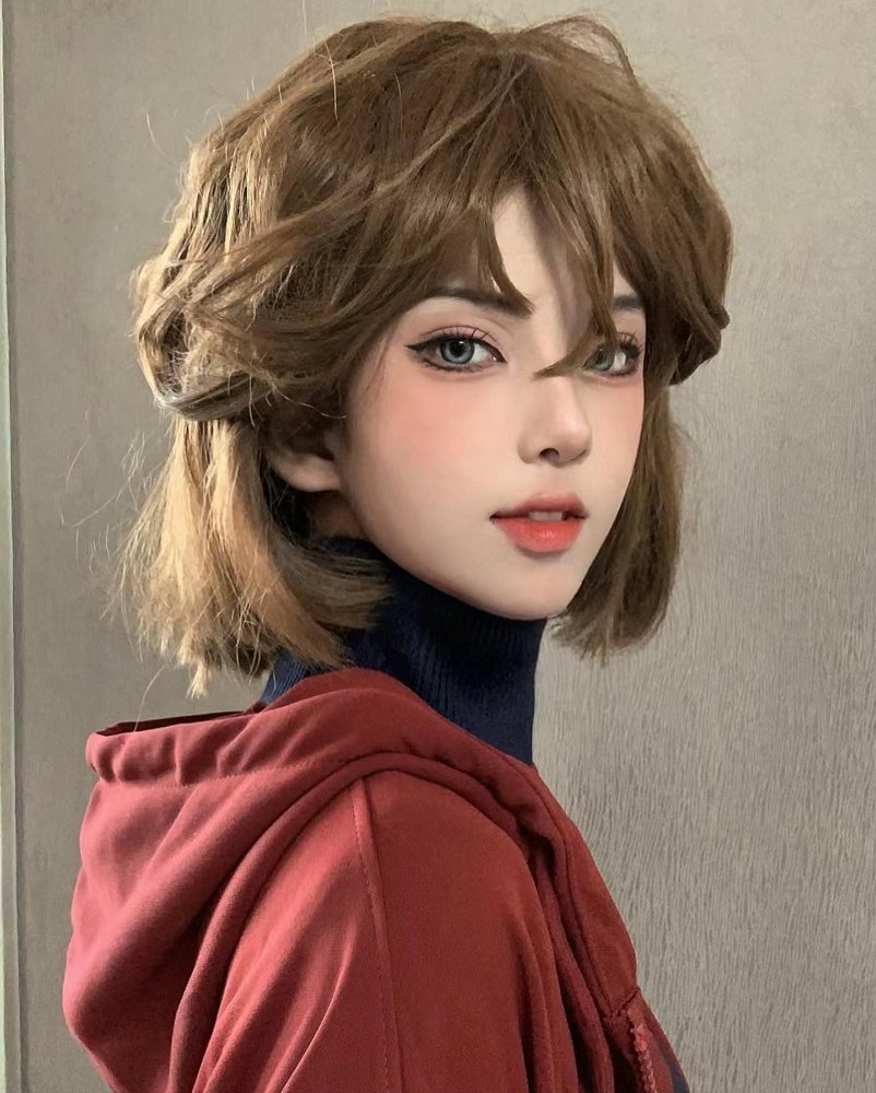 Trong tưởng tượng của nhiều người, phiên bản trưởng thành của cô gợi cảm và sắc sảo hơn.