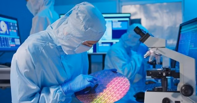 Chính sách siết chặt nghiên cứu và lao động nước ngoài của Mỹ vô tình tạo “cửa mở” cho Bắc Kinh.