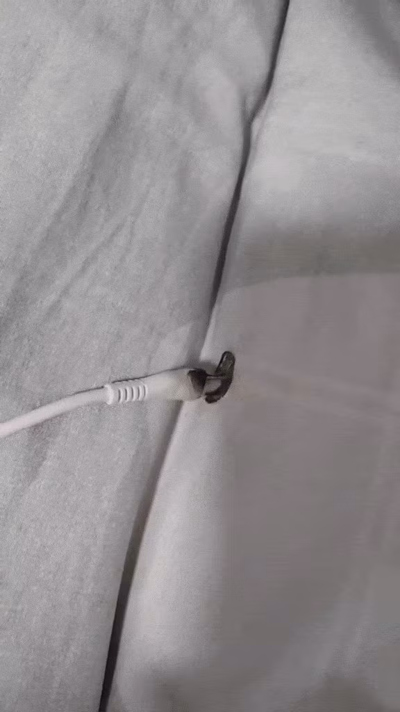 Đặc biệt, tuyệt đối không dùng điện thoại khi đang sạc để tránh nguy cơ cháy nổ. (Ảnh: Makassar)