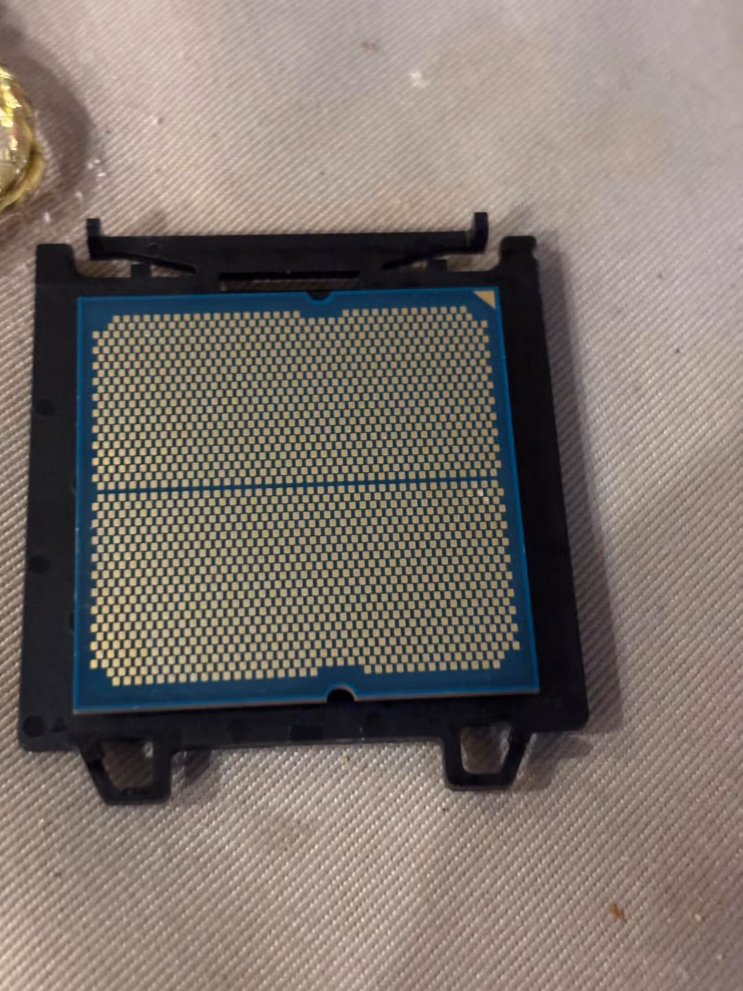 Con chip trông giống hàng chính hãng, không có dấu hiệu giả mạo, ngoại trừ vài vết bẩn nhỏ.