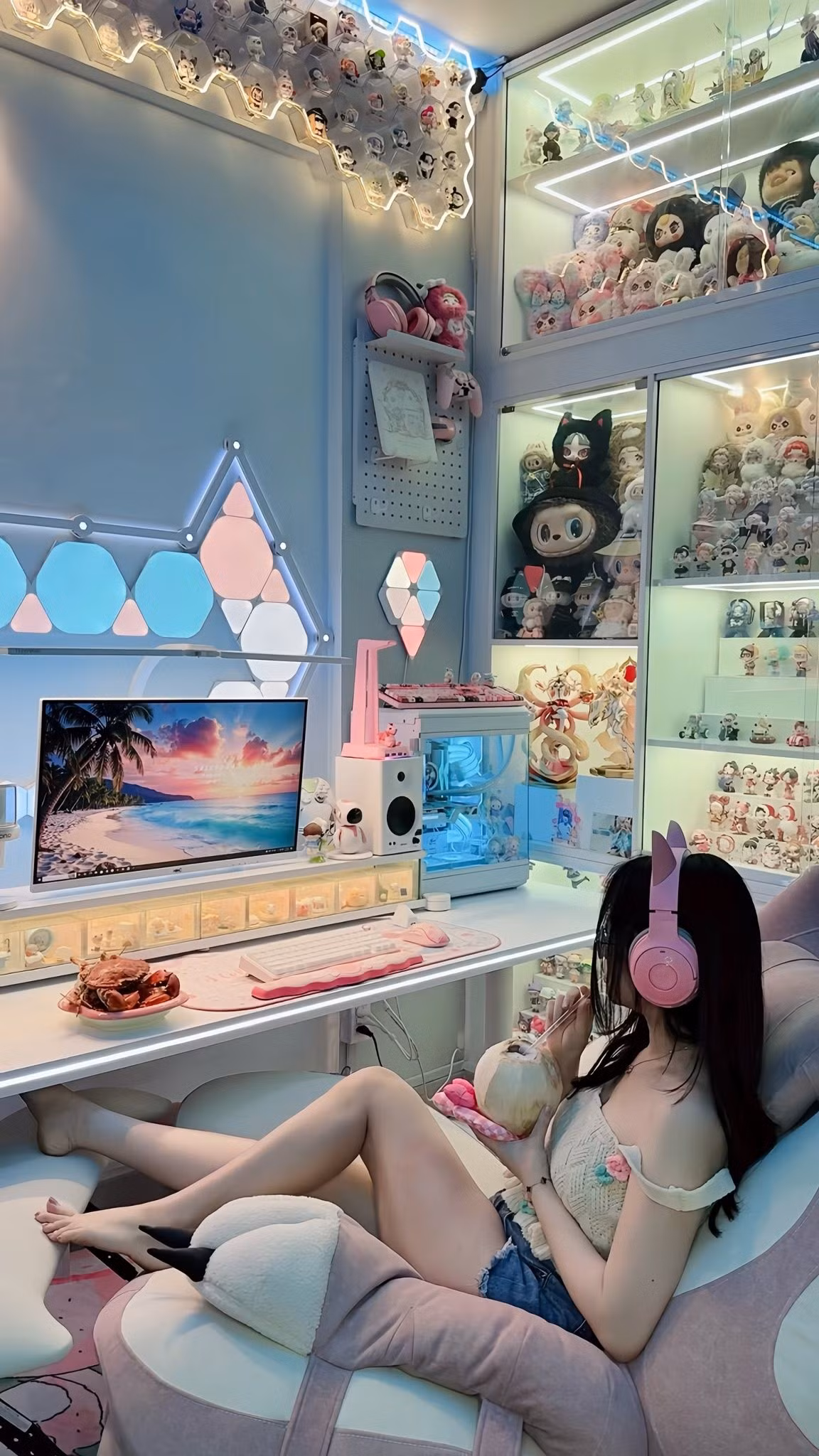 Một hot girl vừa khiến cộng đồng mạng “đứng ngồi không yên” khi khoe góc gaming siêu độc đáo.