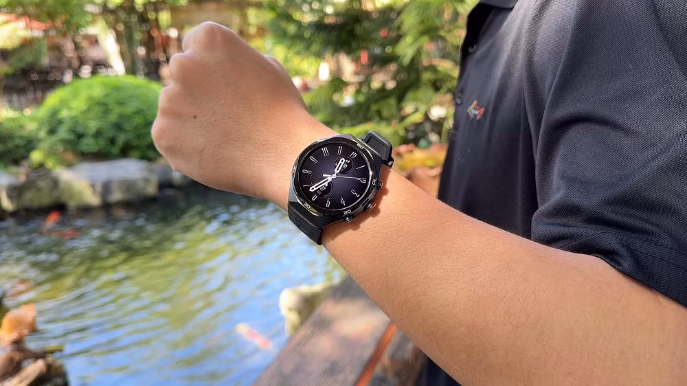 Trải nghiệm thực tế cho thấy ChatGPT trên Elite 2 phản hồi khá tốt với câu lệnh ngắn, nhưng chưa thể thay thế điện thoại cho các tác vụ phức tạp. (Ảnh: Nguyễn Tùng Lâm)