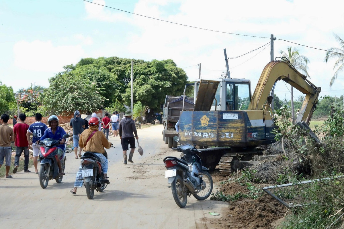 Các lực lượng chức năng khẩn trương khắc phục sau lũ quét.