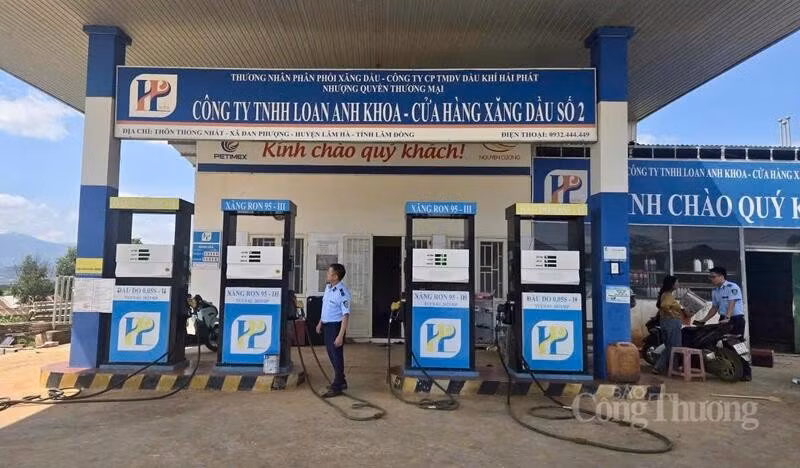 Lực lượng quản lý thị trường kiểm tra cửa hàng bán lẻ xăng dầu trên địa bàn. Ảnh: Minh An