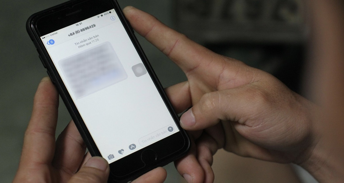 Nếu bạn thấy thông báo như “XYZ đã truy cập camera” dù không mở ứng dụng, điện thoại có thể đang bị theo dõi ngầm.