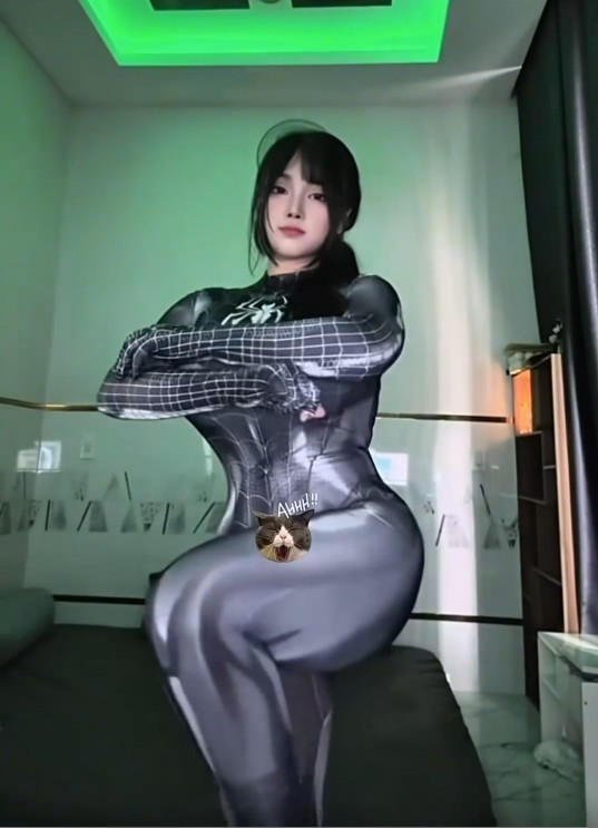 Pi Tiên từng gây sốt với màn nhảy trong trang phục Người Nhện đen đầy táo bạo.