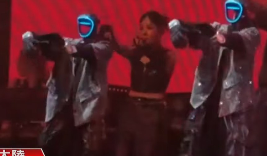 Đỉnh cao của màn trình diễn đến ở phần kết, khi cả sáu robot đồng loạt thực hiện cú nhào lộn Webster hoàn hảo mà không cần dây cáp hỗ trợ.